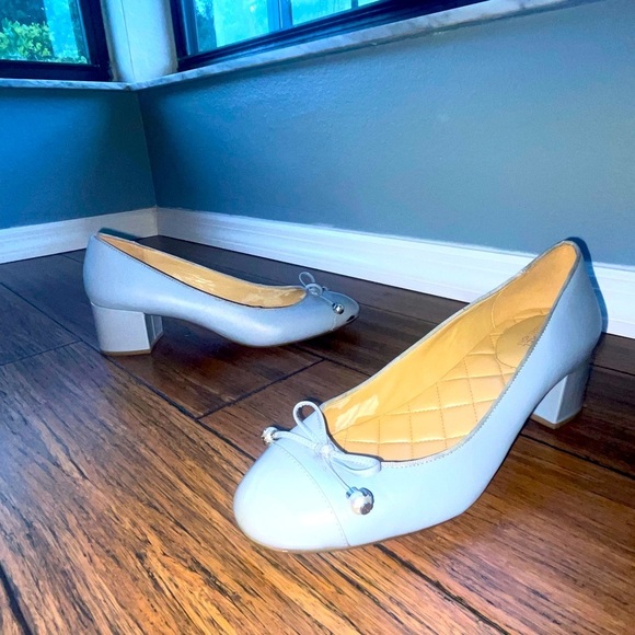 🩵Baby Blue Heels✨Michael Kors pumps cap toe heels low heel pearl heels - Picture 1 of 16
